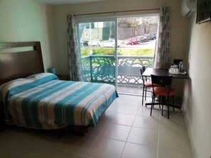 Laptop workspace, iron/ironing board, free WiFi, bed sheets - Cordiality Inn (Puebla)