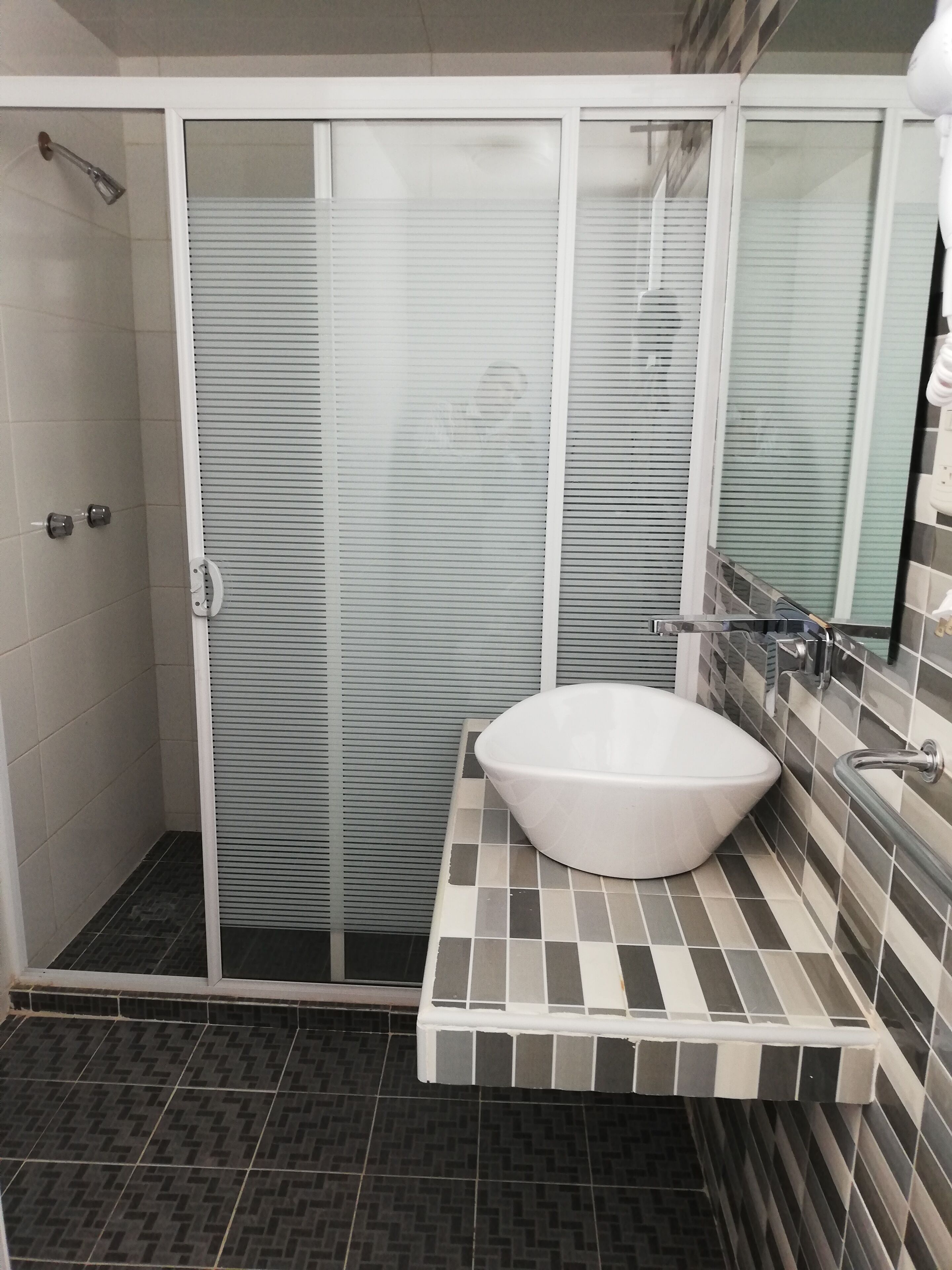 Standard Twin Room | Bathroom | Shower, free toiletries, hair dryer, towels