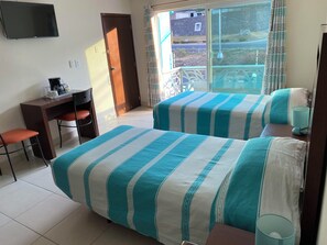 مساحة عمل للكمبيوتر المحمول ومكواة/لوح كي وواي فاي مجانًا وملاءات أسرّة