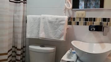 Habitació doble tradicional | Bany | Dutxa, articles de tocador gratuïts, assecador de cabells i tovalloles