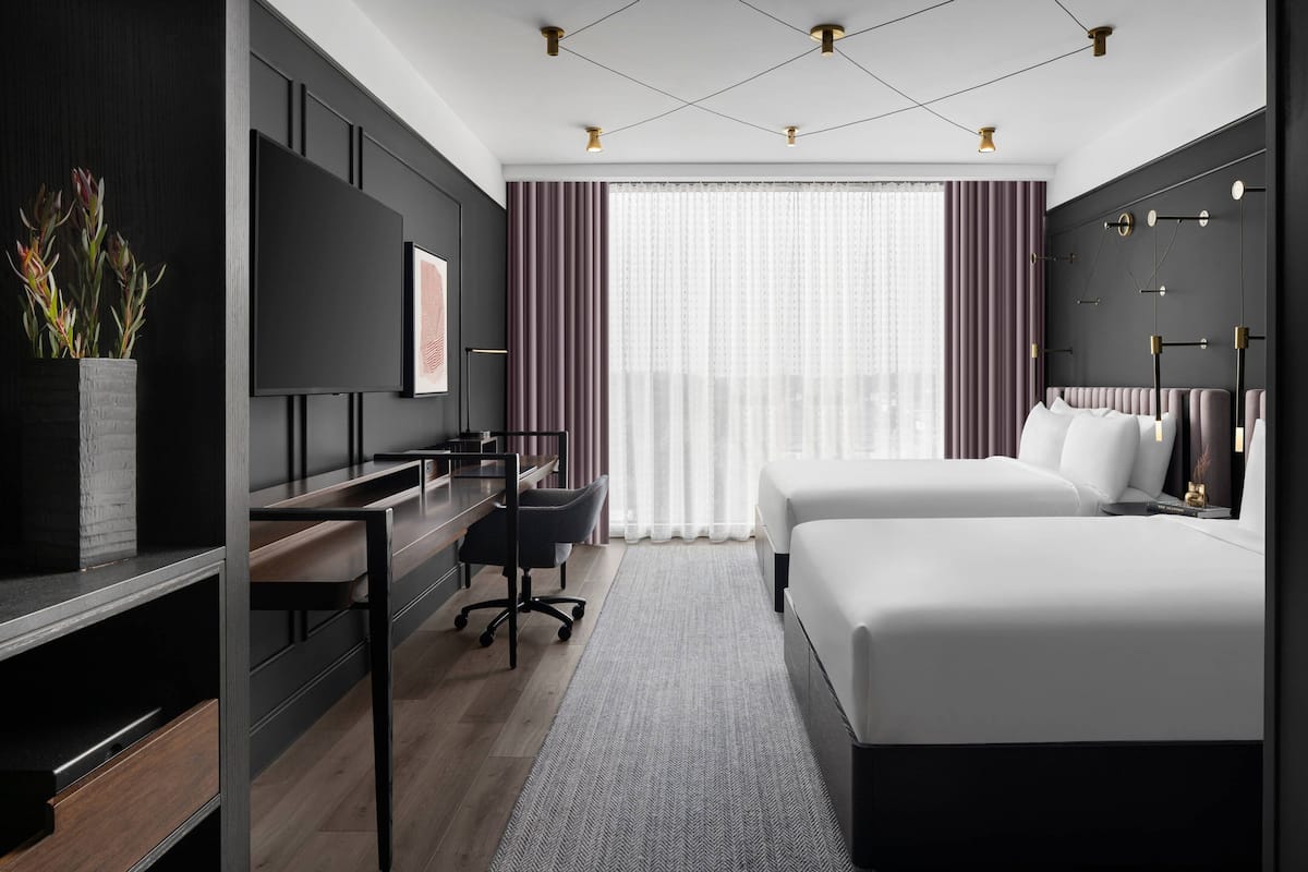 Luxe beddengoed, een kluis op de kamer, een bureau, een laptopwerkplek