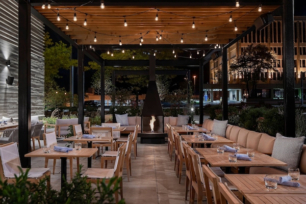 Sarapan dihidangkan, masakan tempatan dan antarabangsa