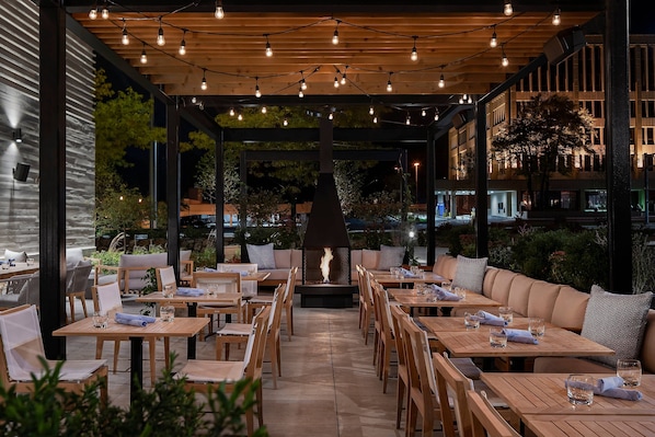 Se sirven desayunos, comidas, cenas y cocina local e internacional