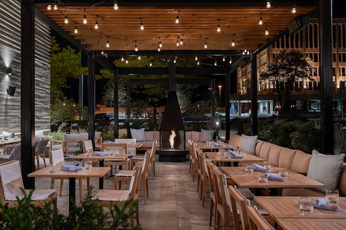 Renaissance Milwaukee West Hotel