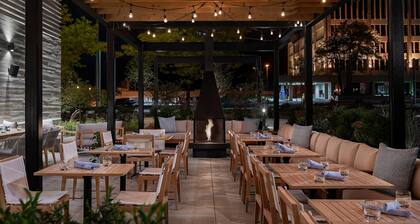 Renaissance Milwaukee West Hotel