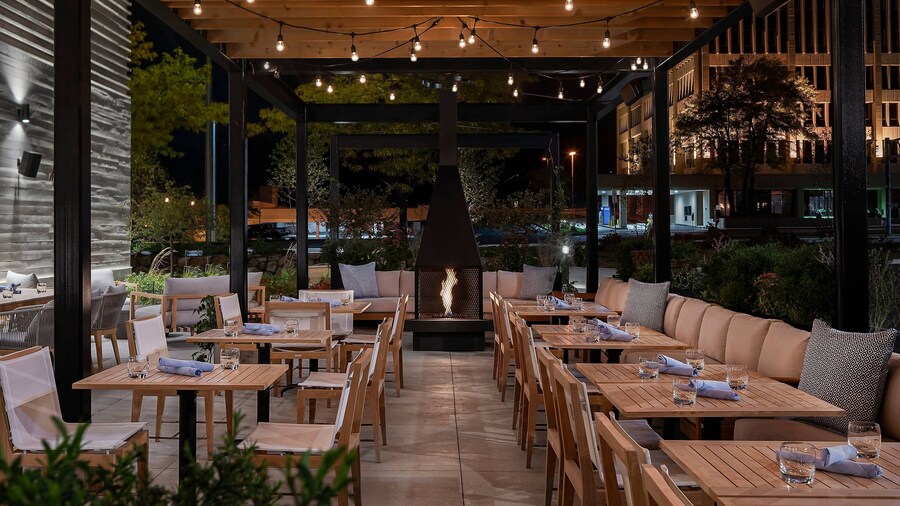 Renaissance Milwaukee West Hotel