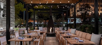 Renaissance Milwaukee West Hotel