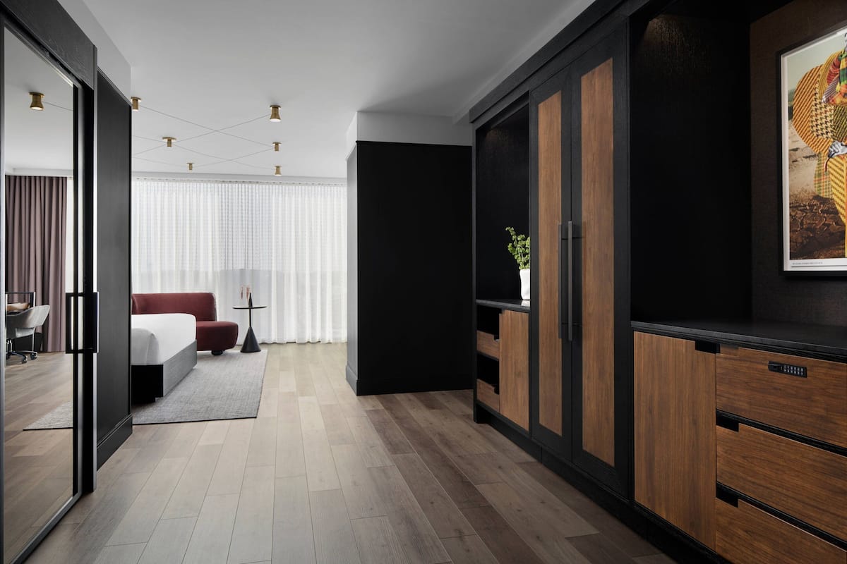 Luxe beddengoed, een kluis op de kamer, een bureau, een laptopwerkplek