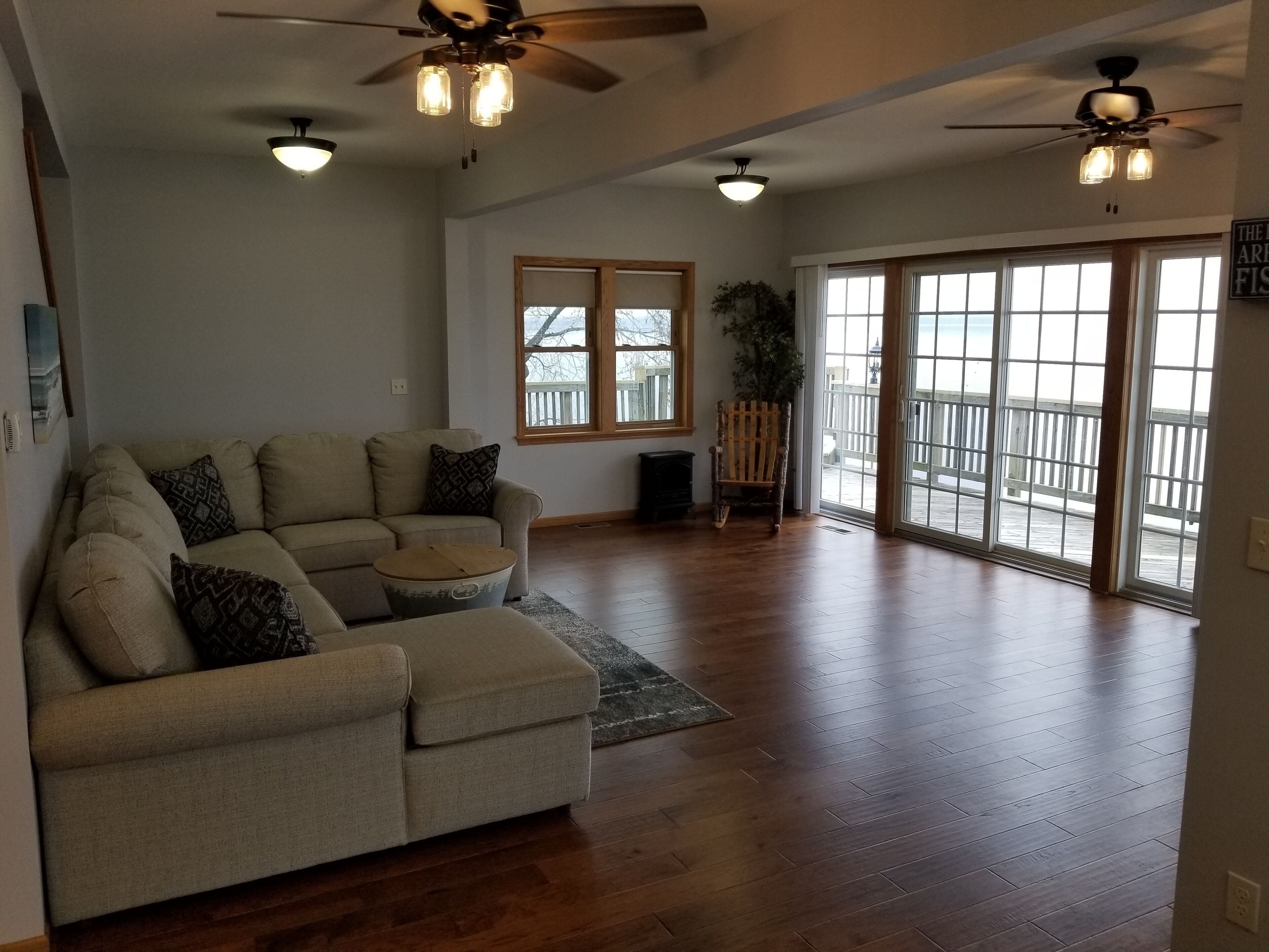 Una televisión, un reproductor de DVD