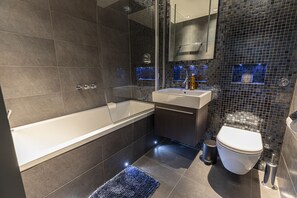 Apartment, 2 Bedrooms (B) | Bathroom