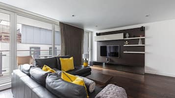 Apartment, 2 Bedrooms (B) | Living room