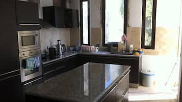 Villa Deluxe | Cuisine privée | Réfrigérateur, micro-ondes, four, plaque de cuisson