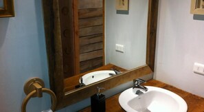Combined shower/bathtub, rainfall showerhead, towels - Cabañas Pucon - Caburga (Pucón)