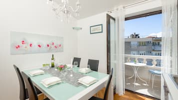 Appartement, 2 slaapkamers | Privékeuken | Een koelkast, een microgolfoven, een oven, een kookplaat