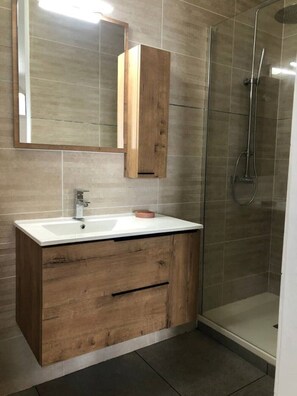 Haartrockner, Handtücher, Seife, Toilettenpapier