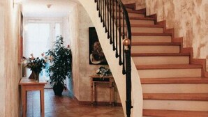 Una escalera de madera con barandilla de metal negro.
