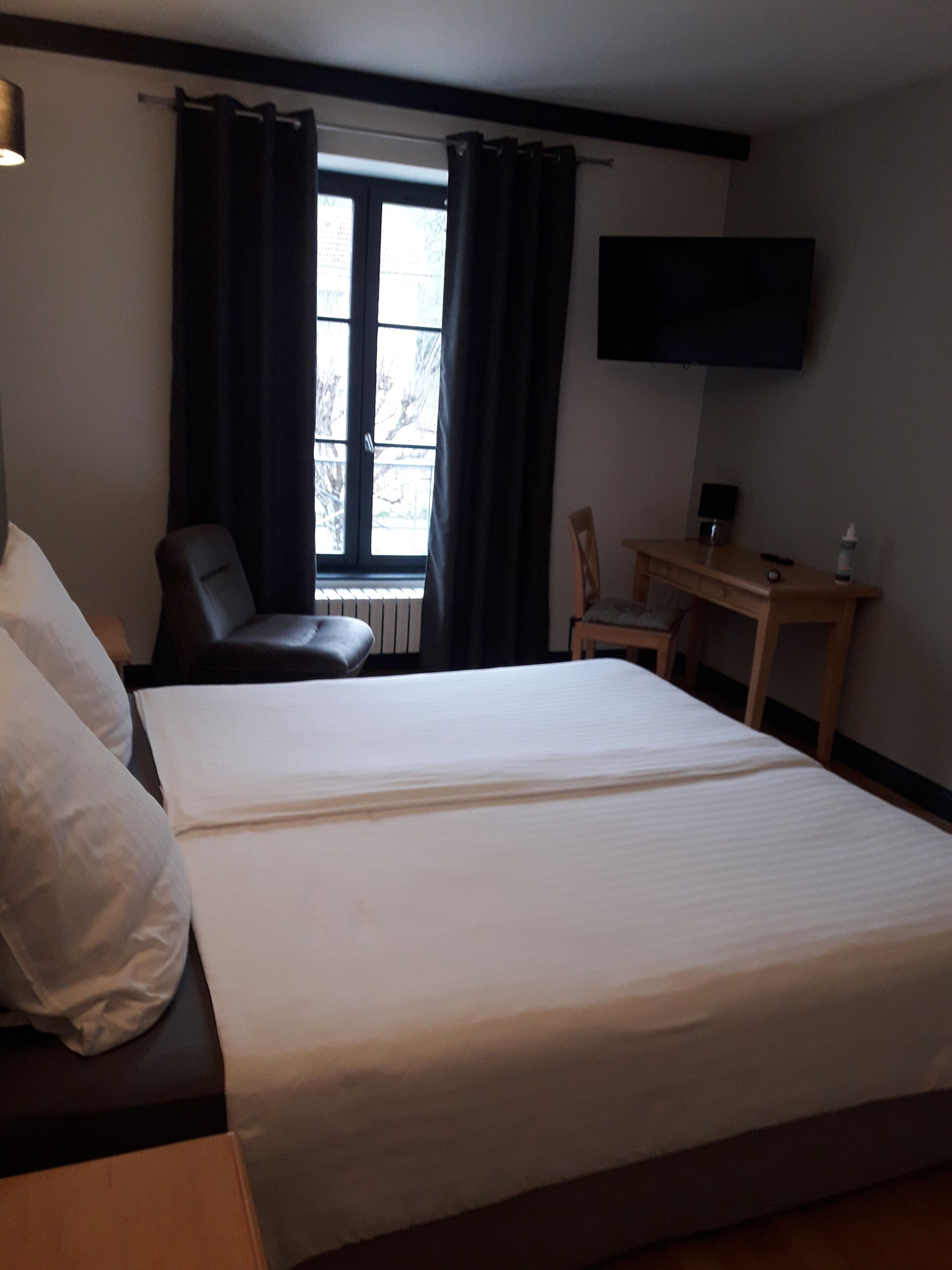 double room, bathtub | 1 bedroom, individually decorated, individually furnished, soundproofing