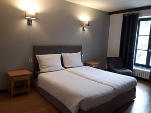 Individually decorated, individually furnished, soundproofing, free WiFi - Hotel Pinocchio (Gy)