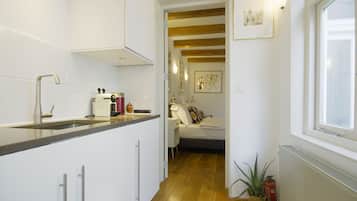 Deluxe Studio, Kitchenette | Private kitchenette
