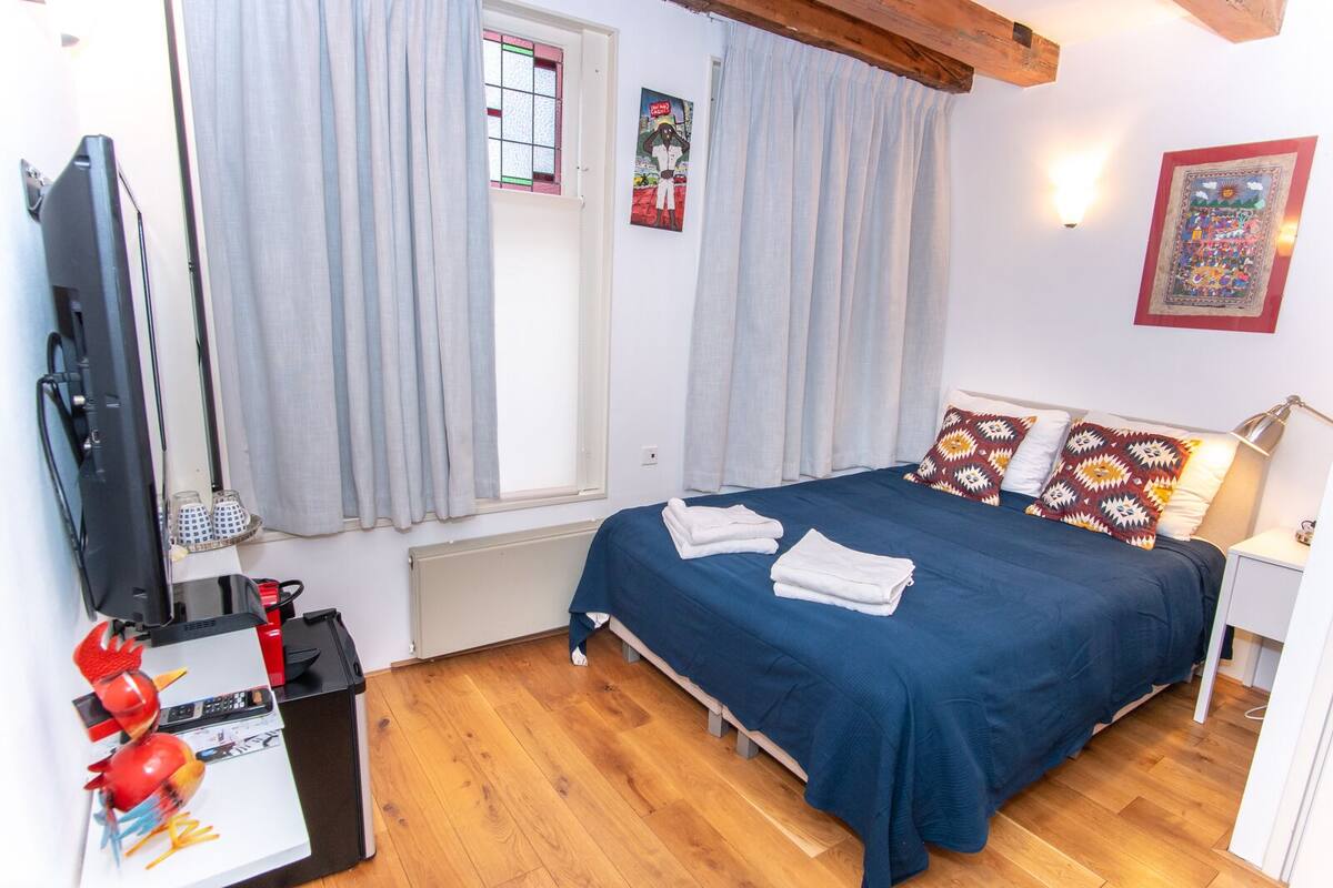 Economy Double Room, 1 Queen Bed, Non Smoking, Canal View | Minibar (free items), in-room safe, laptop workspace, iron/ironing board