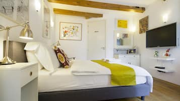 Deluxe Studio, Kitchenette | Free minibar, in-room safe, individually decorated, laptop workspace