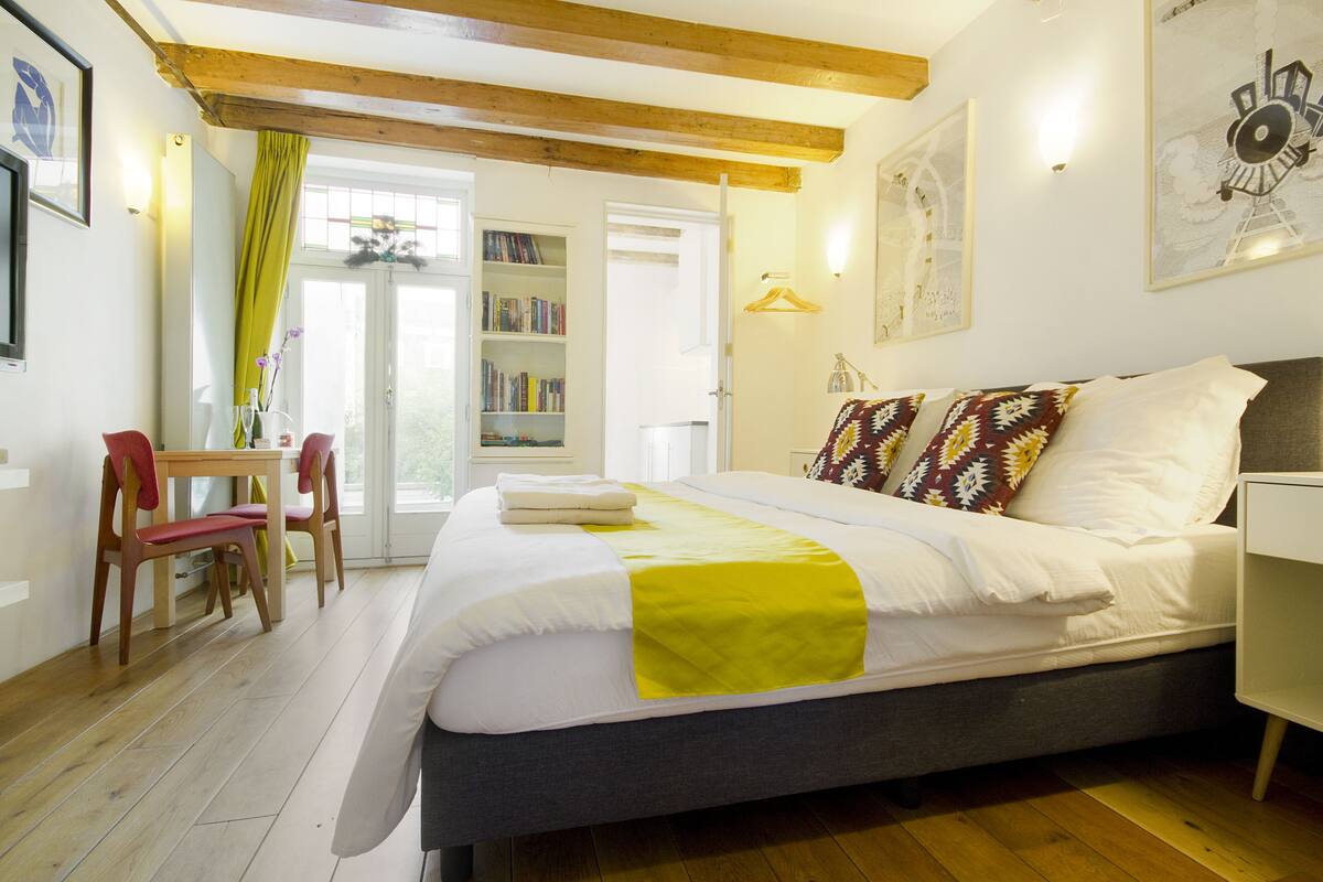 Deluxe Studio, Kitchenette | Minibar (free items), in-room safe, laptop workspace, iron/ironing board