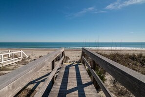 On the beach - 9 Bedroom Oceanfront Beach House in Debordieu (Georgetown)
