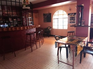 Petit déjeuner, déjeuner et dîner servis sur place