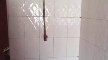 Phòng đôi Tiêu chuẩn | Phòng tắm | Buồng tắm vòi sen, khăn tắm, giấy vệ sinh