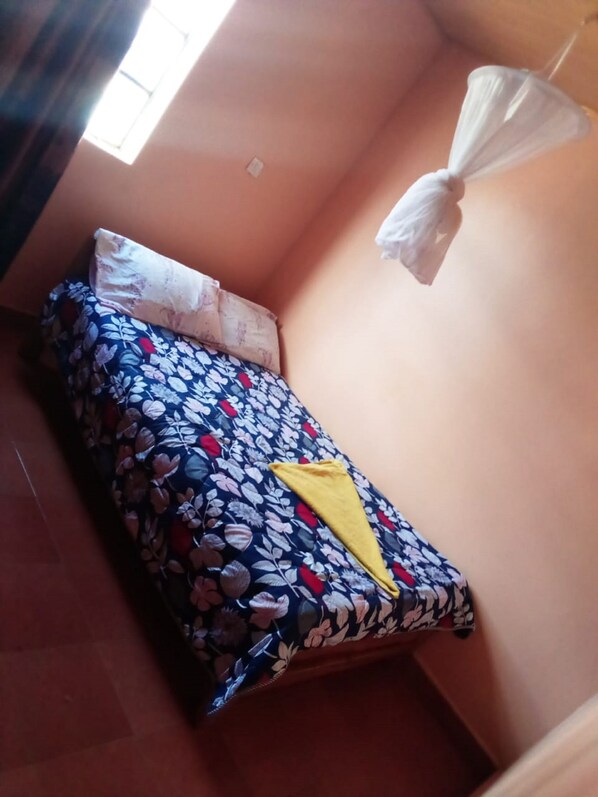 مكتب وملاءات أسرّة