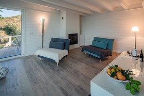 Bungalow – panorama | Oppholdsområde | En 40-centimeters Flatskjerm-TV med Parabol-TV samt TV og leker