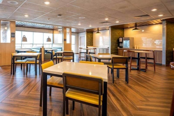 Free continental breakfast on weekends