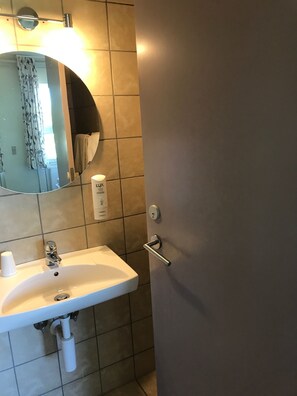 Habitación doble | Baño | Regadera, toallas, jabón, papel de baño 