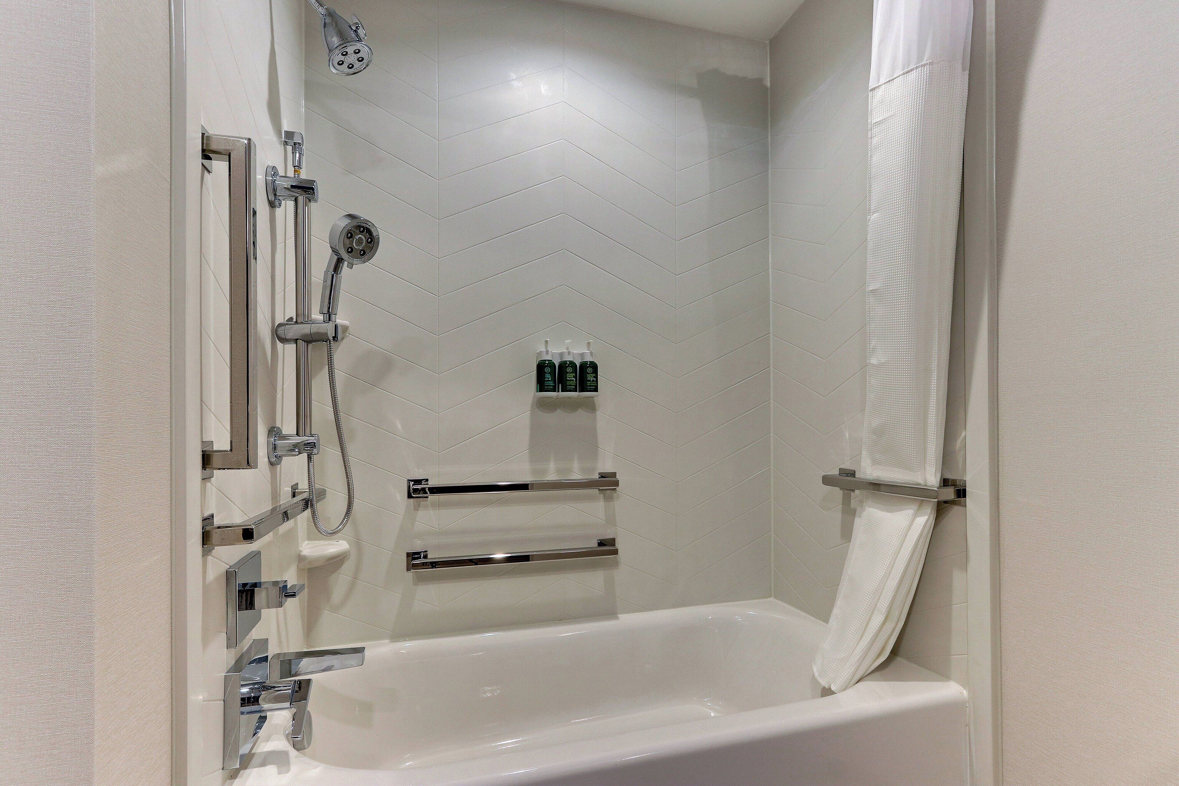 combined shower/bathtub, towels