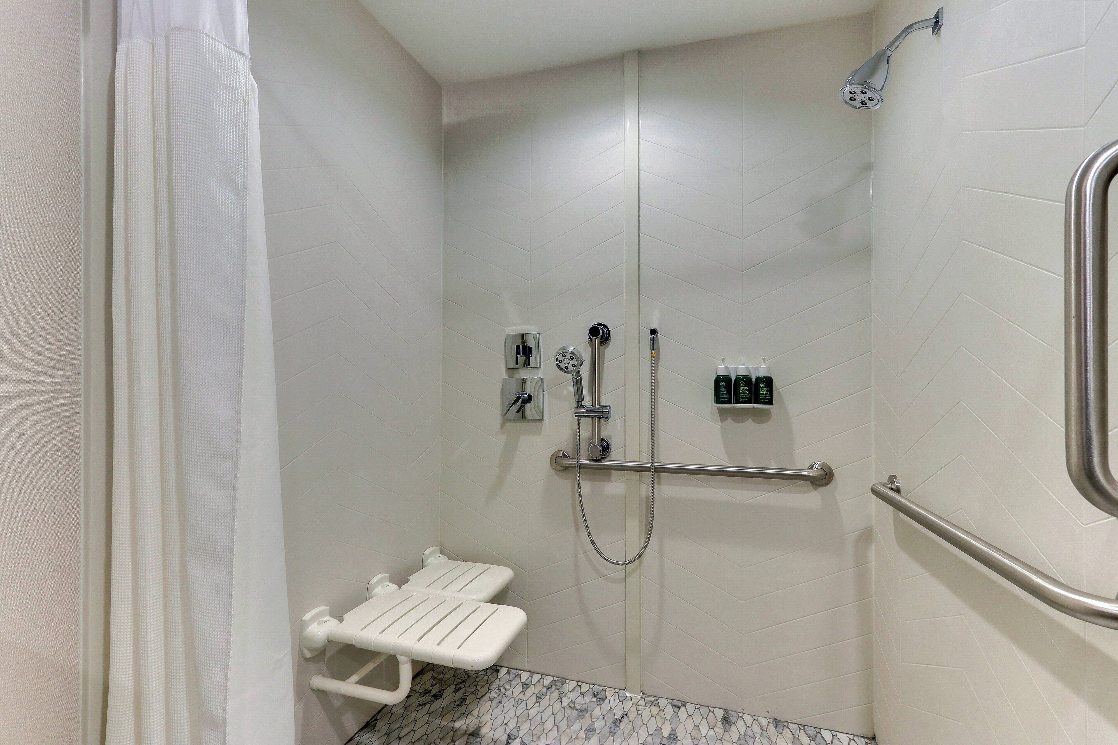 combined shower/bathtub, towels