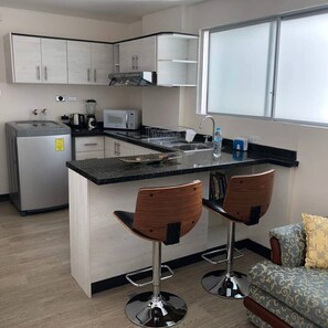 Een koelkast, een microgolfoven, een kookplaat, een vaatwasser