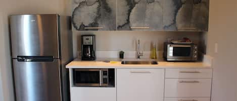 ثلاجة، ميكروويف، فرن، موقد طهي مسطح