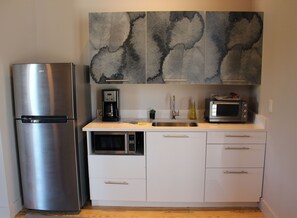 Kühlschrank, Mikrowelle, Wasserkocher mit Kaffee-/Teezubehör