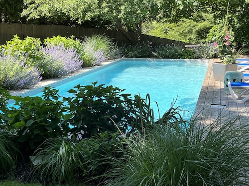 Walking distance to East Hampton village 