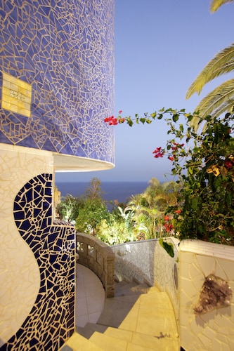 Holiday Villa and Seminar center with sea view and garden in Tenerife. 