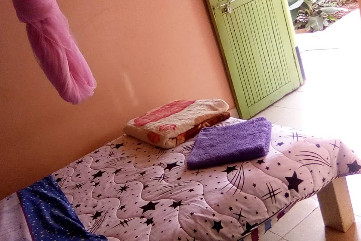 Double Room | Desk, bed sheets