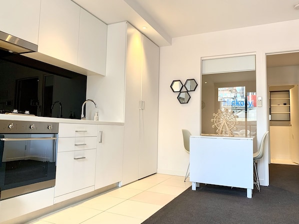 Frigorífico, microondas, horno y placa de cocina