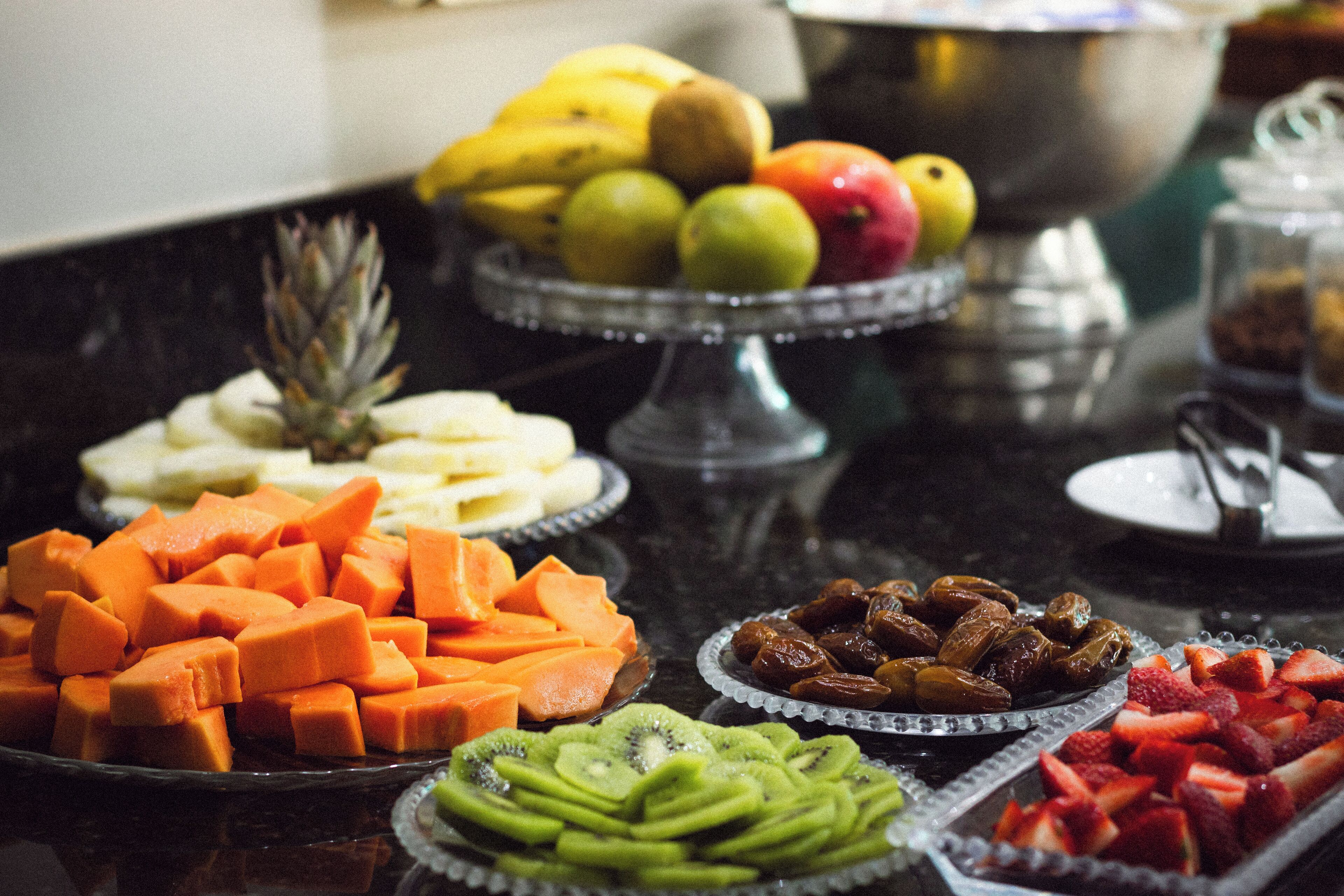 Un tavolo del buffet con diverse varietà di frutta e verdura.