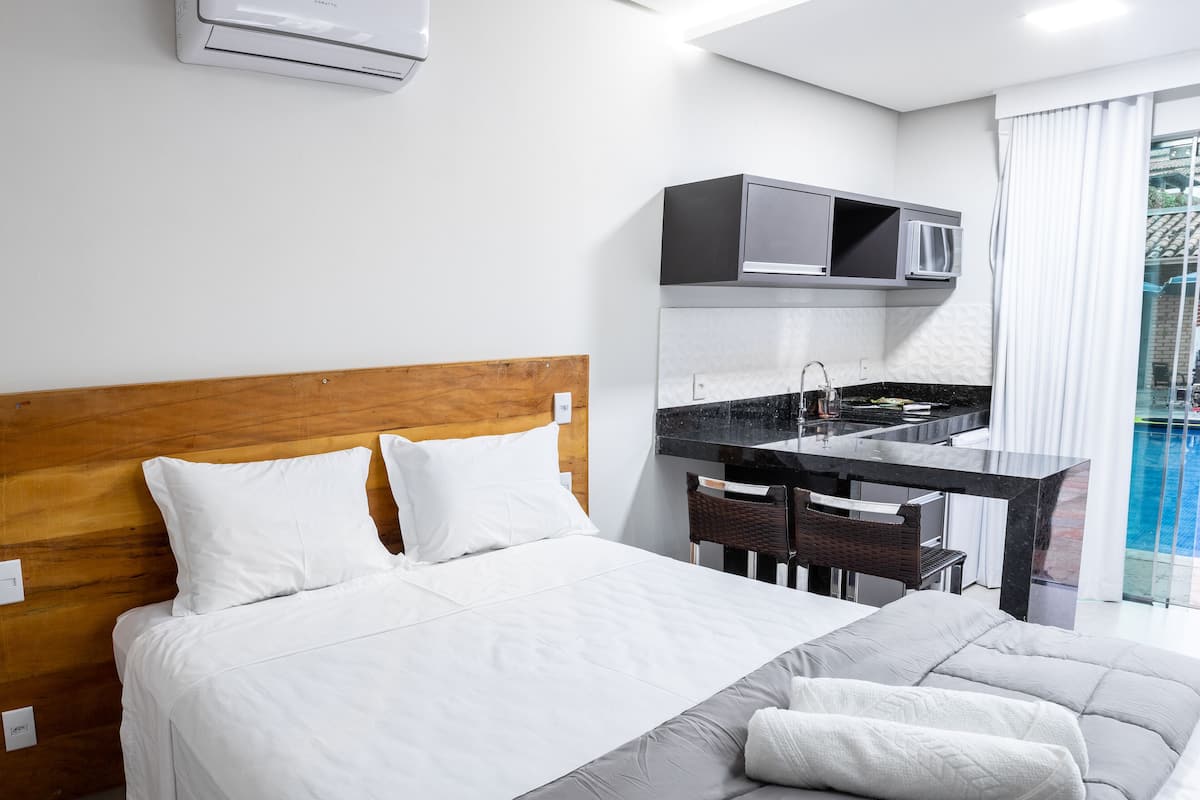 Suite, cocina, vista a la alberca | 1 habitación, ropa de cama de alta calidad, minibar y cortinas blackout