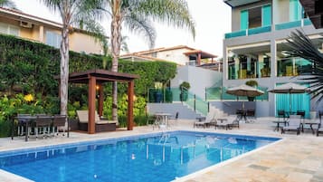 Piscina all'aperto, con ingresso dalle 08:00 alle 22:00, lettini