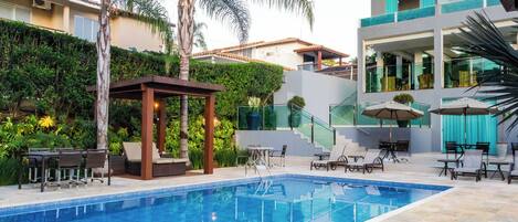 Piscine extérieure, chaises longues