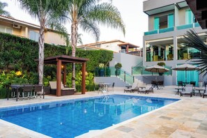 Outdoor pool, open 8:00 AM to 10:00 PM, pool loungers - Escarpas Eco Village (Capitólio)