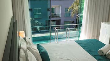 Ropa de cama de alta calidad, minibar y cortinas blackout