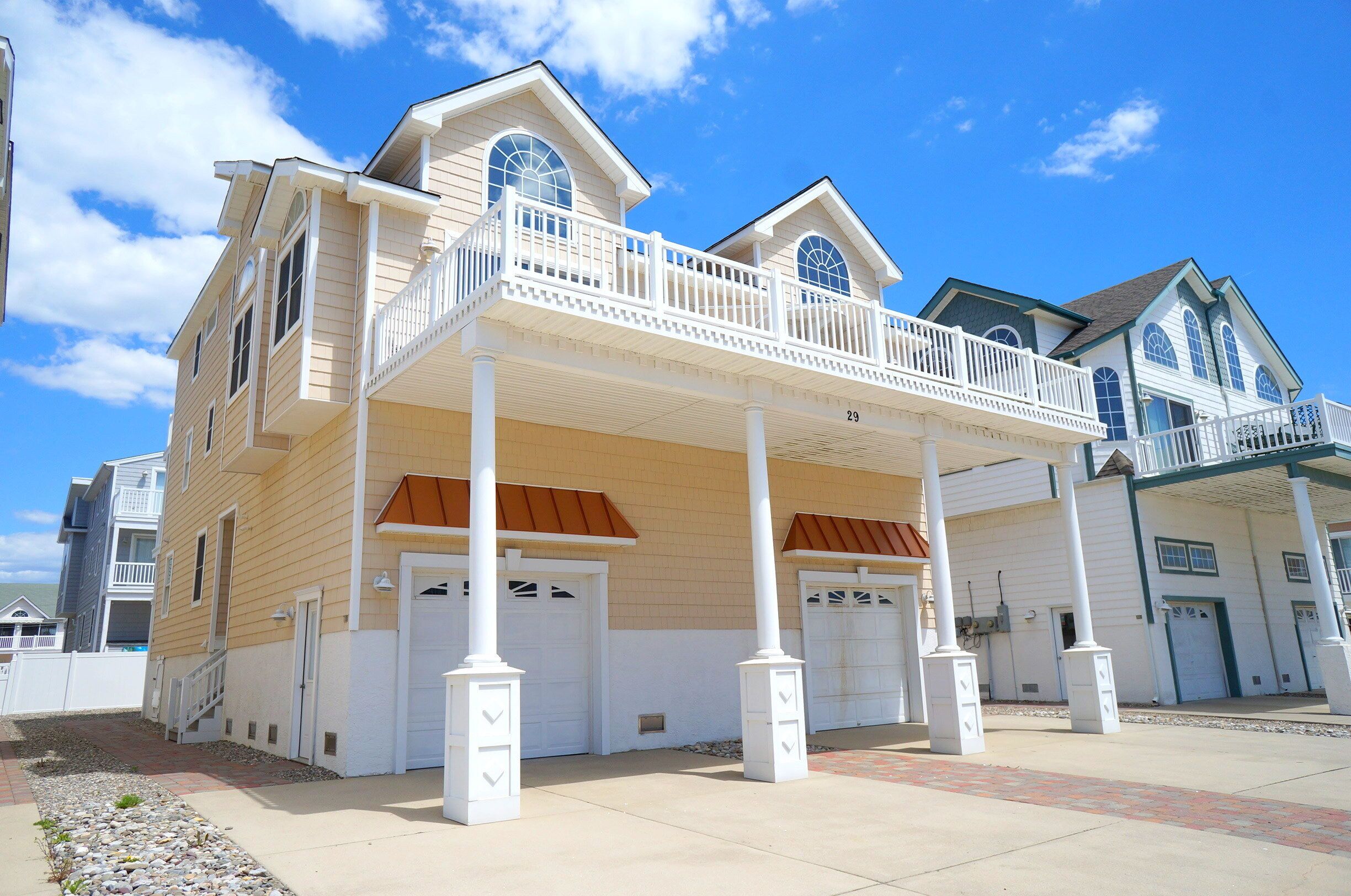 OCEAN VIEWS!!!!  Beautiful Beachblock Townhome. Steps to Promenade