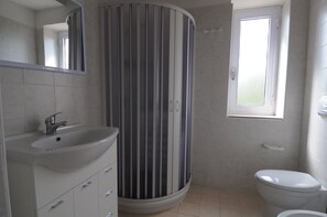 Shower, bidet, towels